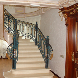 лестница из мрамора литого чугуна с бронзовыми декоративными накладками 