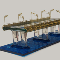макет моста изготовлен на заказ по предоставленным чертежам из хрусталя оптического стекла и позолоченного серебра