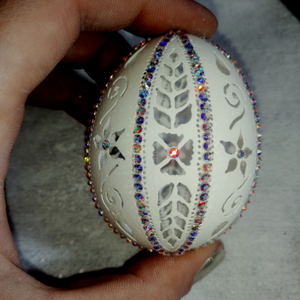 сувенирное  яйцо с элементами  вставок из цветных стразов  ручная работа  возможно изготовление на заказ с логотипом заказчика