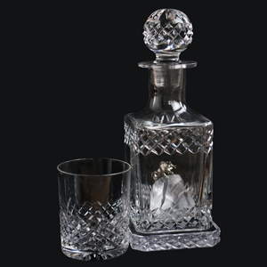 бутылка  из хрусталя с помещенной внутри серебряной скульптурой изготовлена на заказ 