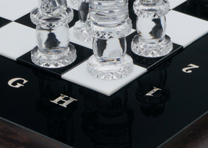 нанесение разметки доски на хрустальных шахматах  выполнено в технике декоративных  металлостикерных накладок
