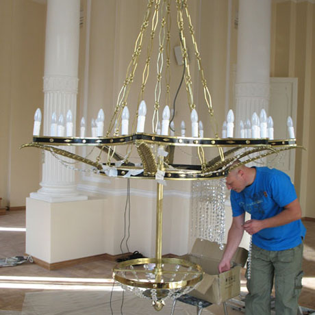 комплексная реставрация большой бронзовой люстры с хрустальными подвесками реставрация больших люстр из бронзы латуни и хрусталя