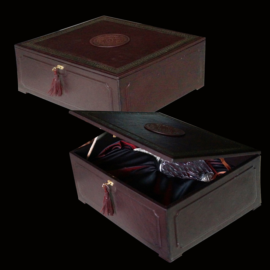 подарочная коробка - ларец из кожи с худрожественным тиснением