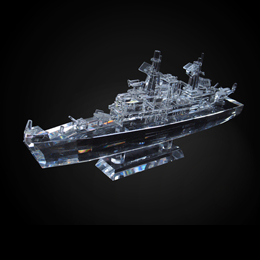 макет боевого корабля из хрусталя