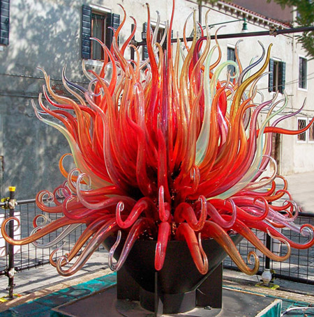 декоративные композиции из цветного стекла на улицах  Мурано