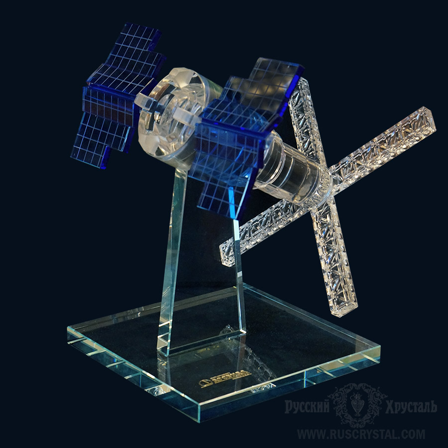 макет  космической станции  изготовлен из хрусталя и цветного оптического стекла