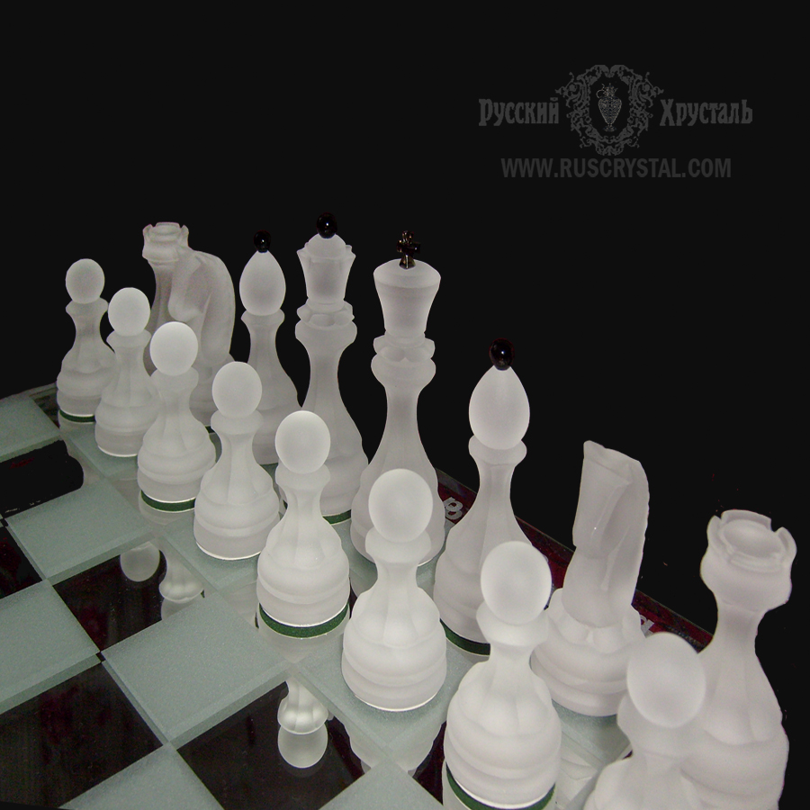 шахматы из хрусталя изготавливаются вручную из массива  стекломассы алмазным инструментом