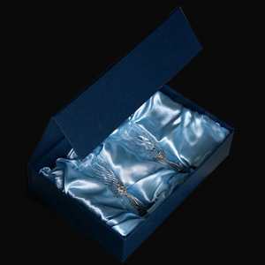 подарочные коробки из дизайнерского картона на жестком основании  с откидной крышкой на магнитных защелках