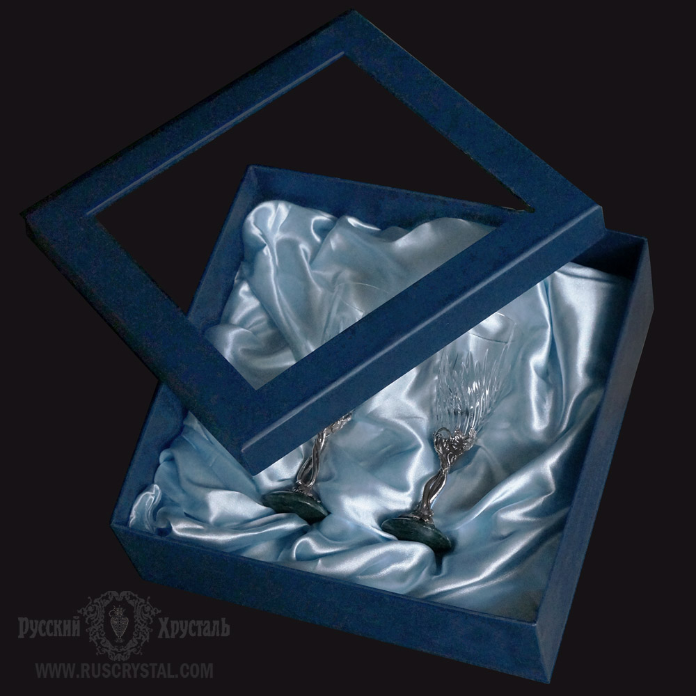 подарочные  коробки из дизайнерского катрона с отделкой ложемента атласной тканью  с окном из прозрачного пластика