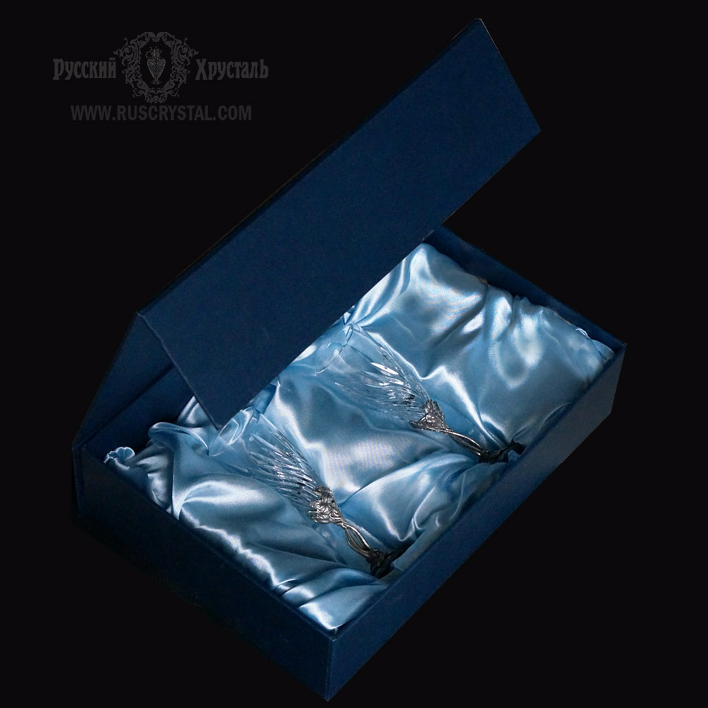 подарочные коробки из дизайнерского картона на жестком основании с магнитными защелками и атласным ложементом