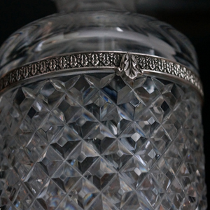 фрагмент декора серебряного на хрустальном штофе