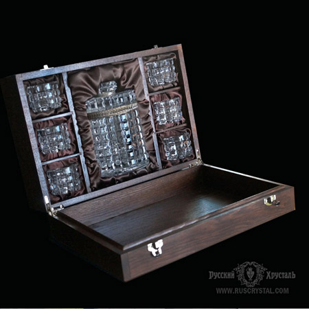 подарочная коробка из дуба в форме чемодана с кожаной ручкой  для удобствам переноски и надежными  накидными замками. Расположение изделий - стандартное линейное в ложементе прорезного типа