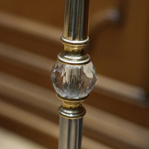 шар из бариевого хрусталя используется  в украшении балясины из бронзы и нержавеющей стали