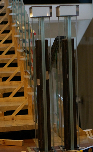 монтаж лестницы с хрустальными элементами и балясинами из оптического стекла