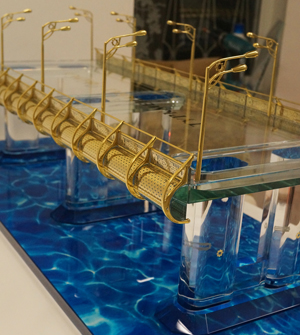 макет моста изготовлен на заказ по предоставленным чертежам из хрусталя оптического стекла и позолоченного серебра