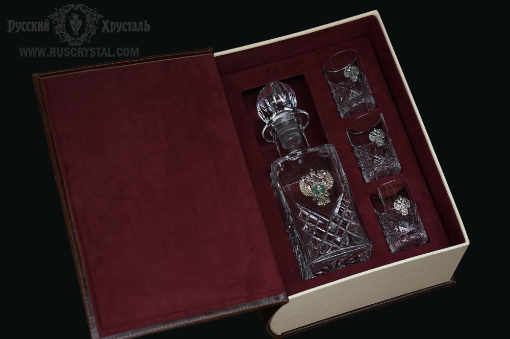 подарочный набор  изготовленный на заказ Хрустальный штоф и три стакана с логотипом из посеребренной бронзы в коробке из натуралиной кожи на коробке  логотип нанесен методом тиснения