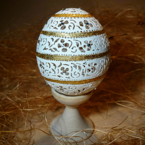 сувенирное  яйцо на подставке изготавливается вручную  по согласованному эскизу