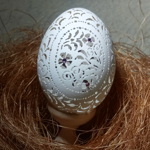резные яйца сувениры изготовленные из настоящих куриных яиц  мастерами резчиками высокой квалификации