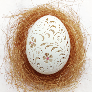 сувенирные пасхальные яйца  из настоящих куриных яиц изготавливаются вручную