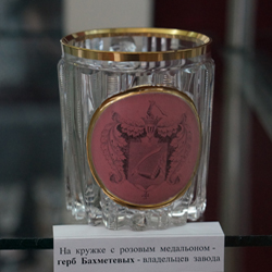стакан с фамильным Гербом рода Бахметьевых