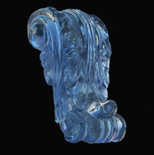 хрустальная  консоль отлита из окрашенного в массиве голубого хрусталя