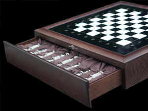 шахматные фигуры убираются в  ложементы в выдвижных ящиках 
