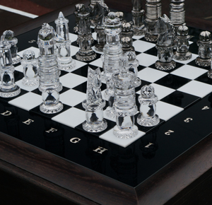 шахматный столик из дуба с хрустальными шахматами изготовлены на заказ