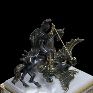 бронзовая скульптурная композиция на часах из мрамора 