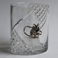 заказной стакан для виски с  скульптуной композицией мышь символ года внутри стакана