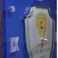 корпоративные подарочные настенные часы в форме логотипа заказчика изготовлены на заказ по согласованному  рисунку