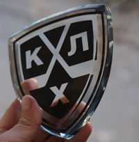 кристалл с изображением логтипа внутри фирменный сувенир континентальной хоккейной лиги