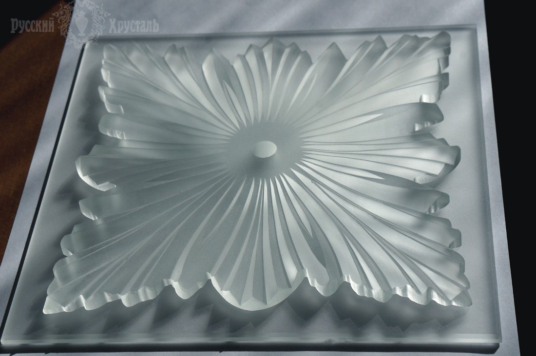 барельефная накладка из художественного стекла вырезана вручную