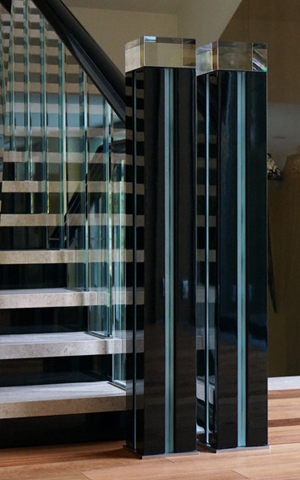 производство нестандартных сложных дорогих лестничных ограждений из оптического стекла 