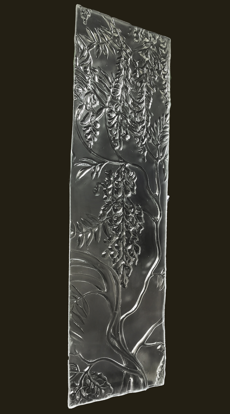 стекло с барельефным рисунком