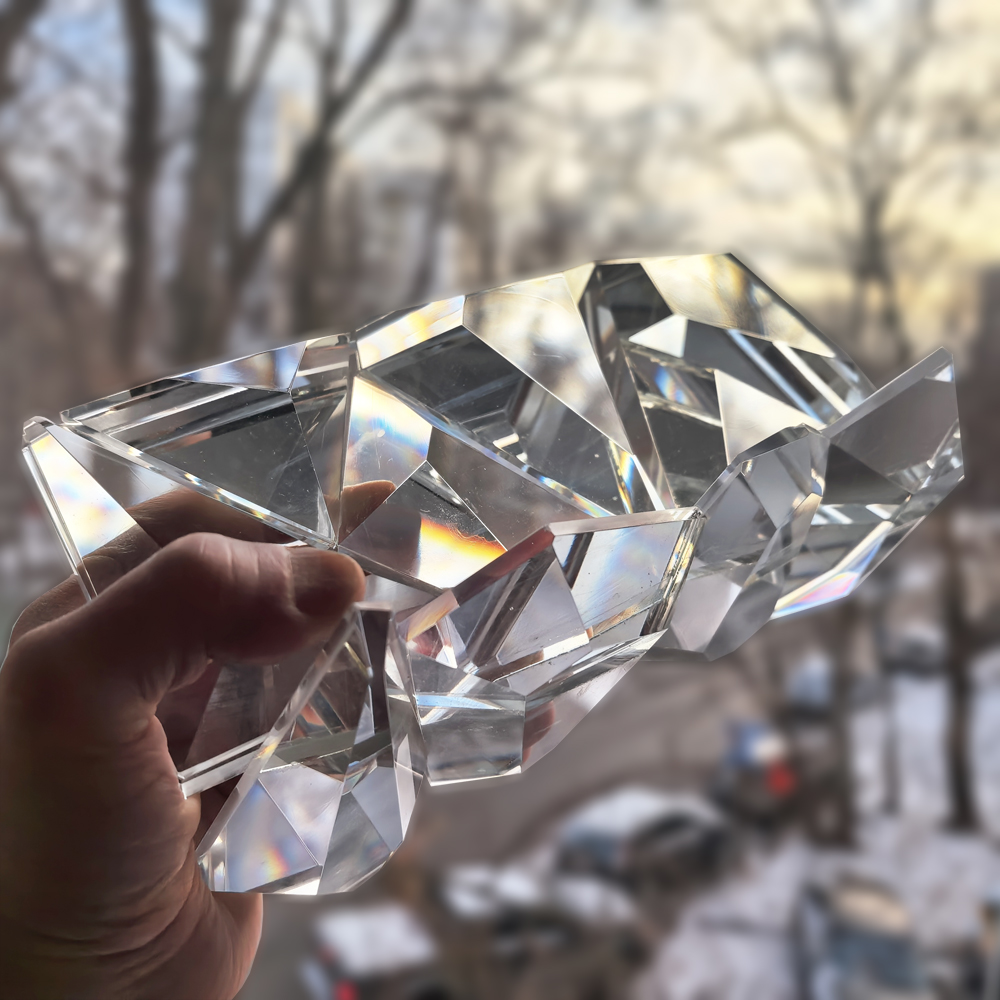 элемент декора из ограненых хрустальных кристаллов